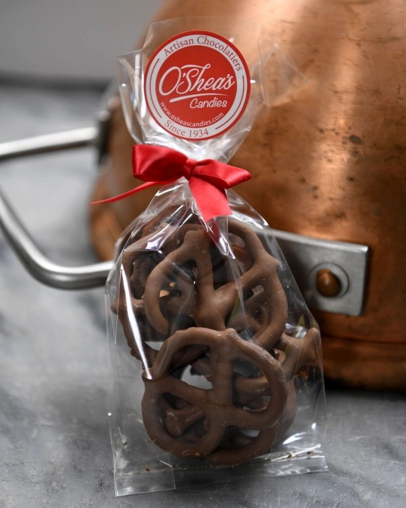 Milk Chocolate Three Ring Pretzels 7PC w/ Bow