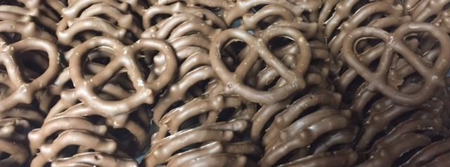 Milk Chocolate Three Ring Pretzels 7PC w/ Bow