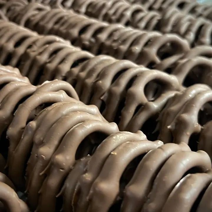 Milk Chocolate Three Ring Pretzels 7PC w/ Bow